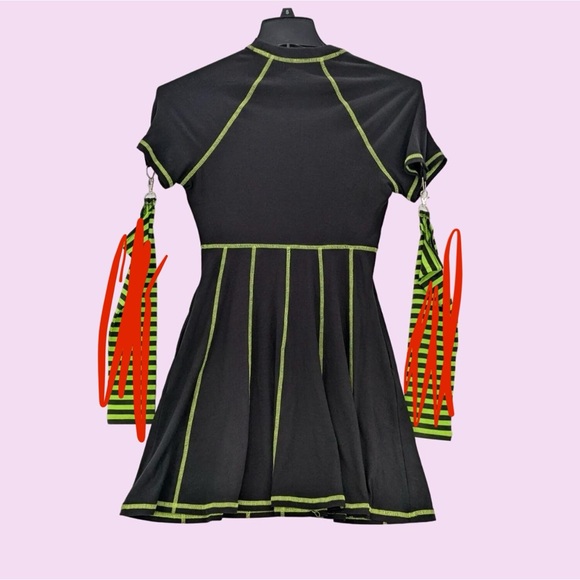 Social Collision Black & Green Contrast Stitch Dress
 no arm warmers ! - Picture 3 of 4